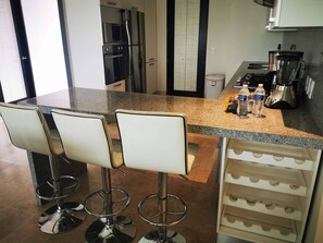 Réfrigérateur, micro-ondes, four, lave-vaisselle