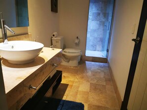 Dusche, Haartrockner, Handtücher, Toilettenpapier