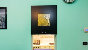 Une petite cuisine équipée d’une cuisinière, d’un évier et d’une petite fenêtre.