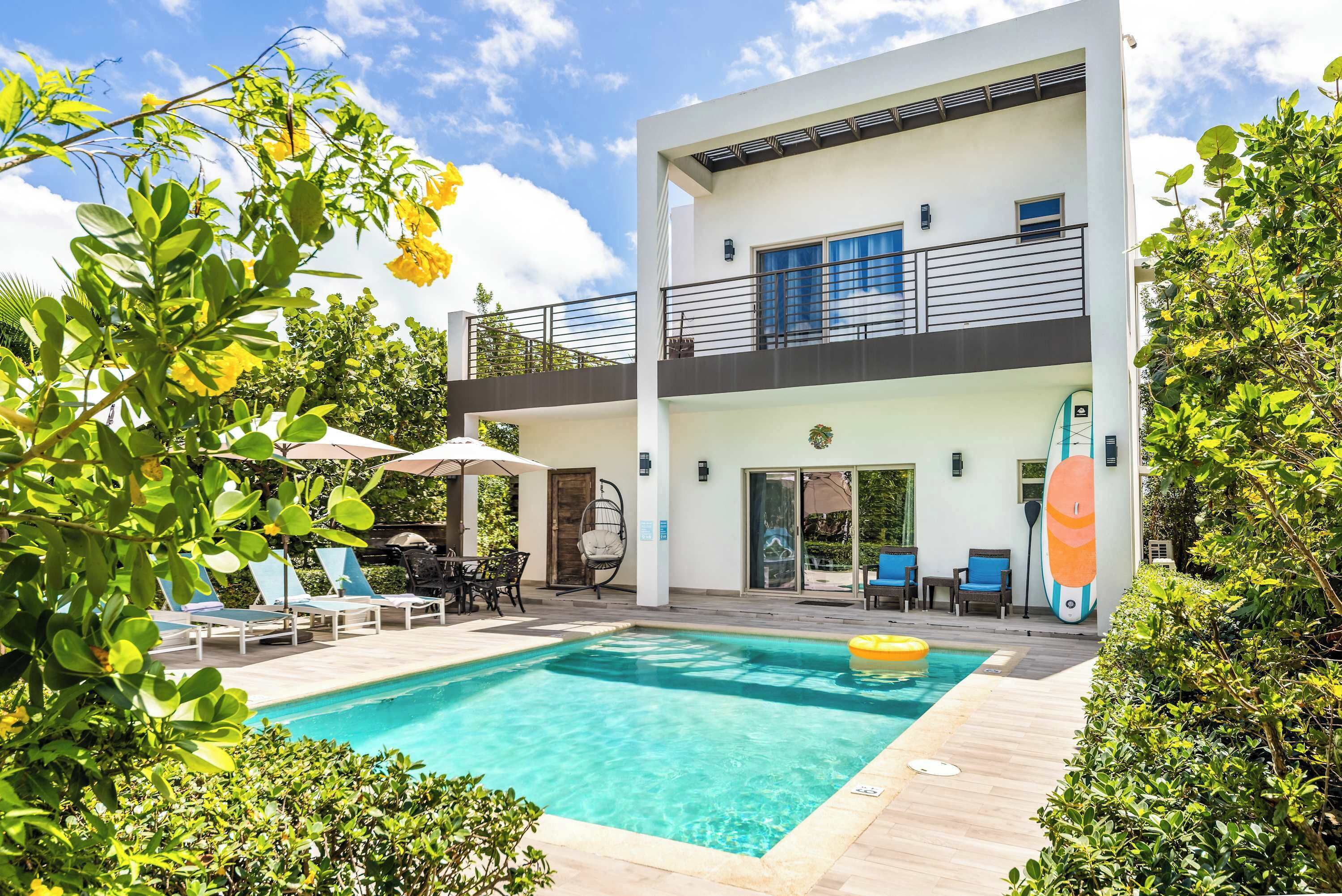 Una piscina al aire libre