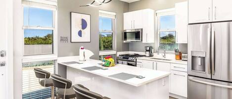 Køleskab, mikrobølgeovn, ovn, kogeplade