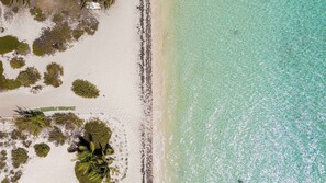 På stranden, liggestole, badehåndklæder