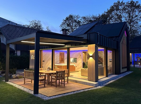 Exterior - Elegant Warm Bliss Hideaway Escape Lodge (Šencur)