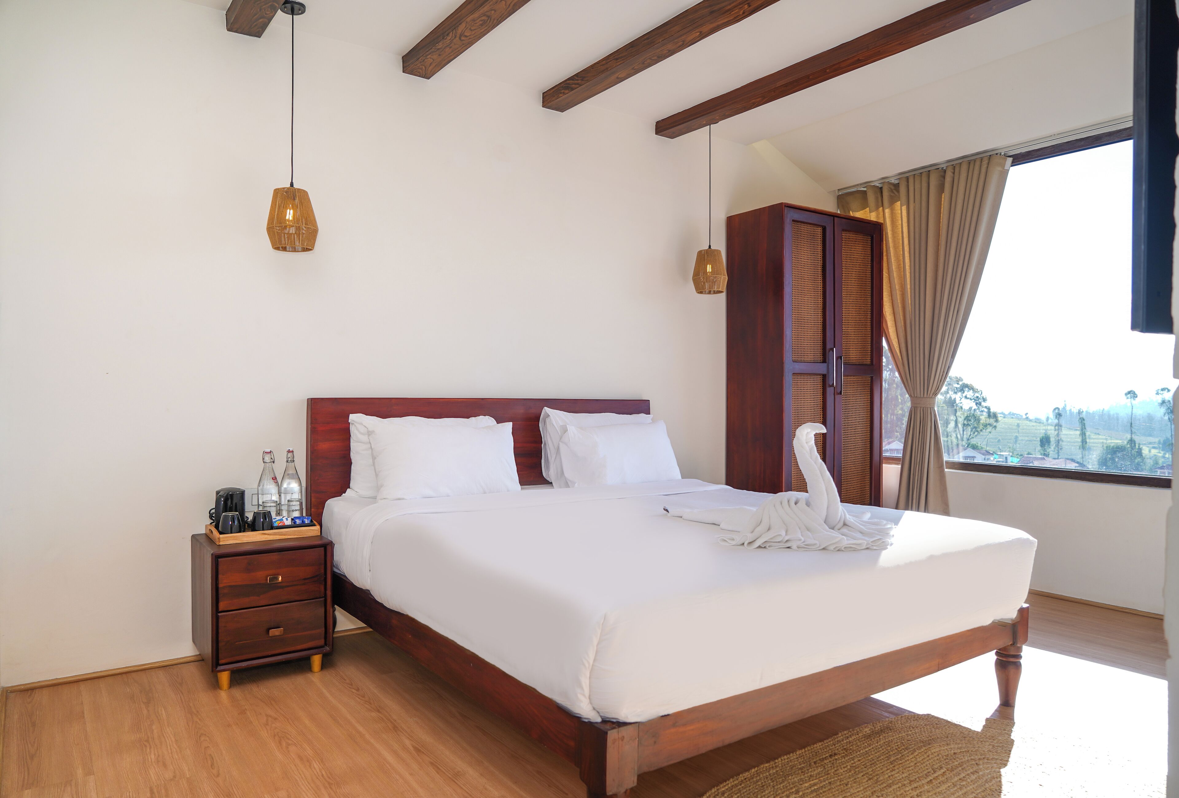 Un dormitorio bien iluminado con una cama de madera, una mesita de noche y una ventana con cortinas.