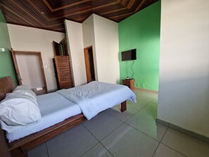 3 bedrooms, iron/ironing board, bed sheets