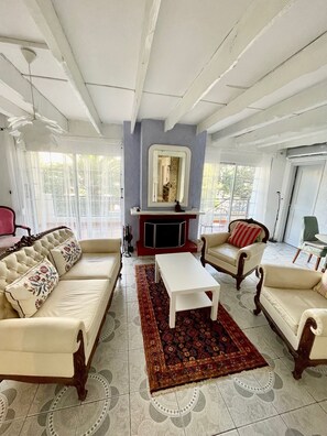 Smart TV, stereo, printers - Spacious 3-bedroom apartment with AC, WiFi in charming Glifada (Glifada)