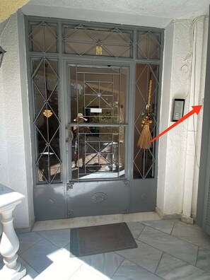 Exterior detail - Spacious 3-bedroom apartment with AC, WiFi in charming Glifada (Glifada)