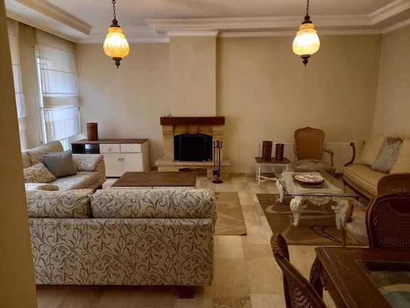 Smart TV, fireplace