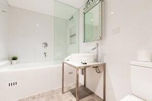 Hair dryer, towels - Oversized Designer Warehouse in Surry Hills / City (Surry Hills)