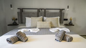 Deluxe Double Room, Balcony, Pool View | Free WiFi, bed sheets