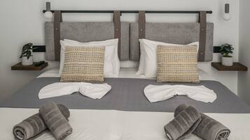 Deluxe-Doppelzimmer, Balkon, Poolblick | Kostenloses WLAN, Bettwäsche