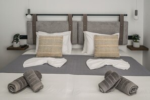 Quarto casal luxo, sacada, vista para a piscina | Wi-Fi de cortesia, roupa de cama