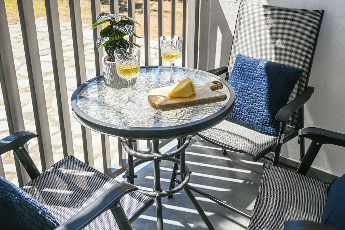 Junior Studio Suite, Balcony, Pool View | WiFi (free), bed sheets