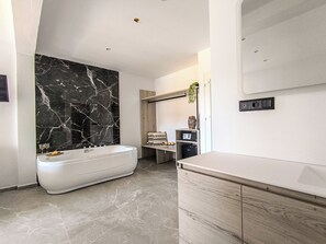 Junior studio suite, balkon, uitzicht op zwembad | Gratis wifi, beddengoed