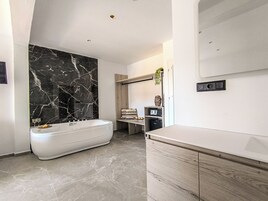 Suíte estúdio júnior, sacada, vista para a piscina | Wi-Fi de cortesia, roupa de cama