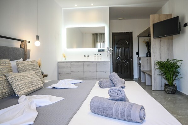 Luxe tweepersoonskamer, balkon, uitzicht op zwembad | Gratis wifi, beddengoed