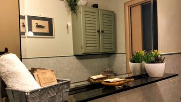 Umweltfreundliche Kosmetikartikel, Haartrockner, HandtĂŒcher, Seife