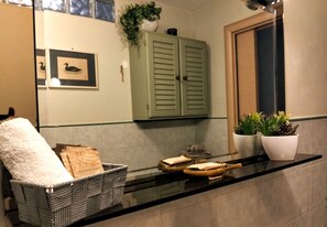 Umweltfreundliche Kosmetikartikel, Haartrockner, Handtücher, Seife