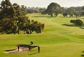 Golf - Charming 3-Bedroom Holiday Home Near Werribee Park (Werribee)