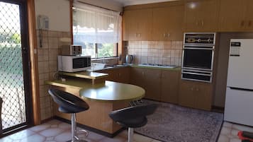 Jääkaappi, mikroaaltouuni, uuni, liesi