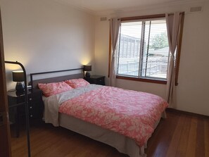 3 habitaciones, escritorio y tabla de planchar con plancha 