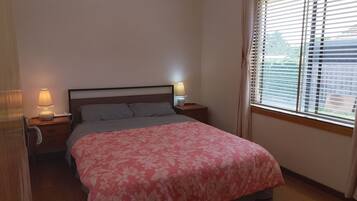 3 Schlafzimmer, Schreibtisch, Bügeleisen/Bügelbrett, Reisekinderbett