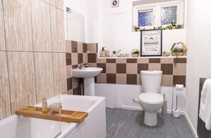 House | Bathroom | Combined shower/bathtub, deep-soaking bathtub, hair dryer, towels - Living Large 5BR Home - Parking - Ideal for Groups (Wolverhampton)