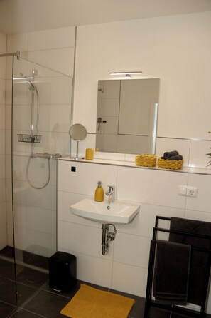 Secadora de cabello, toallas, jabón 