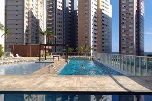 Utendørsbasseng og et oppvarmet basseng