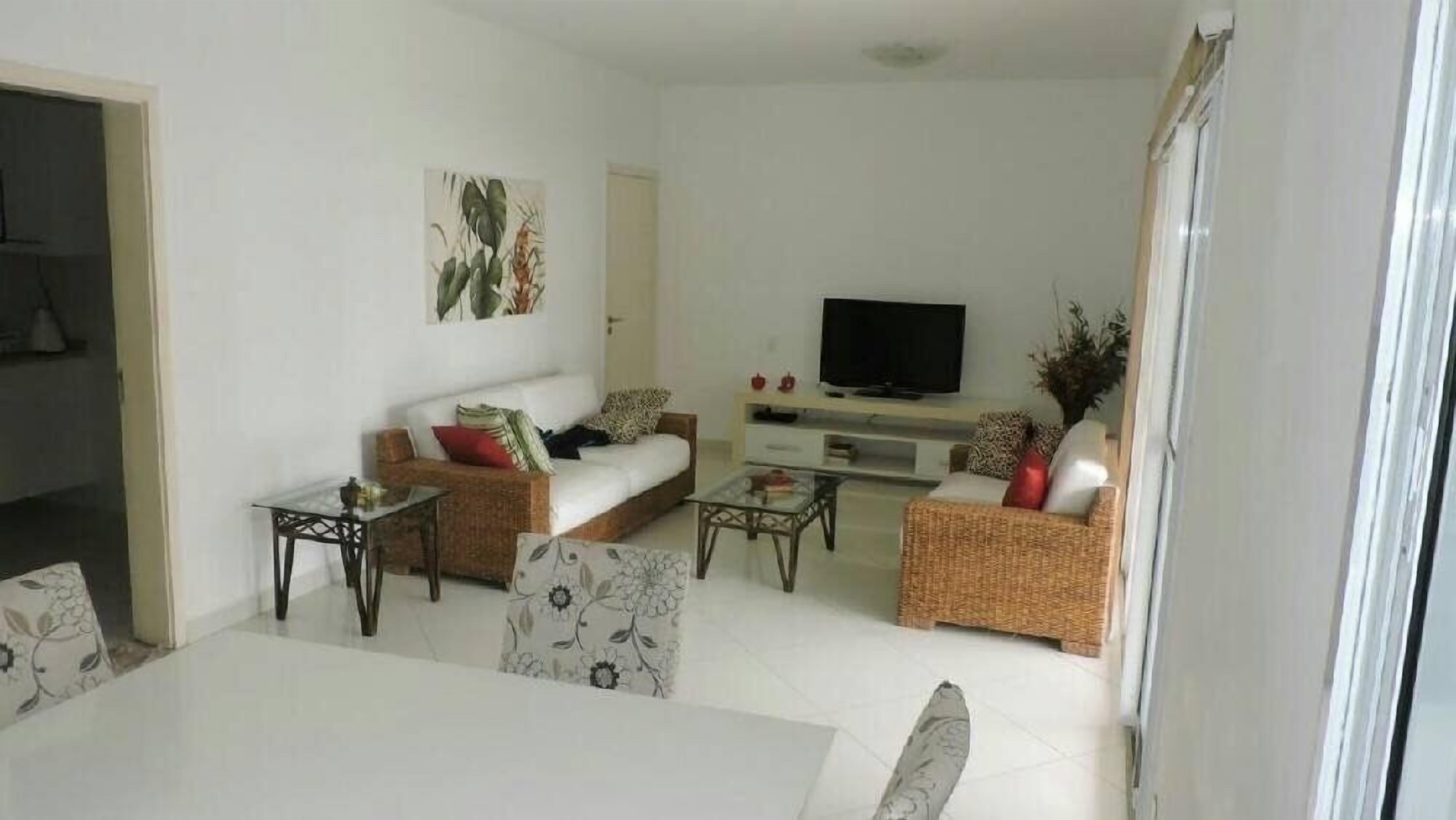 Una Smart TV, un futbolín, una mesa de tenis de mesa, libros