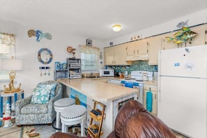 Fridge, oven, stovetop, dishwasher