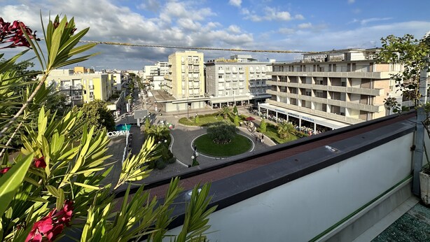 A multi-story hotel with a central courtyard, surrounded by other buildings. - Foyer in Bibione With 1 Bedrooms and 1 Bathrooms (San Michele al Tagliamento)