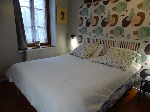 واي فاي مجانًا وملاءات أسرّة