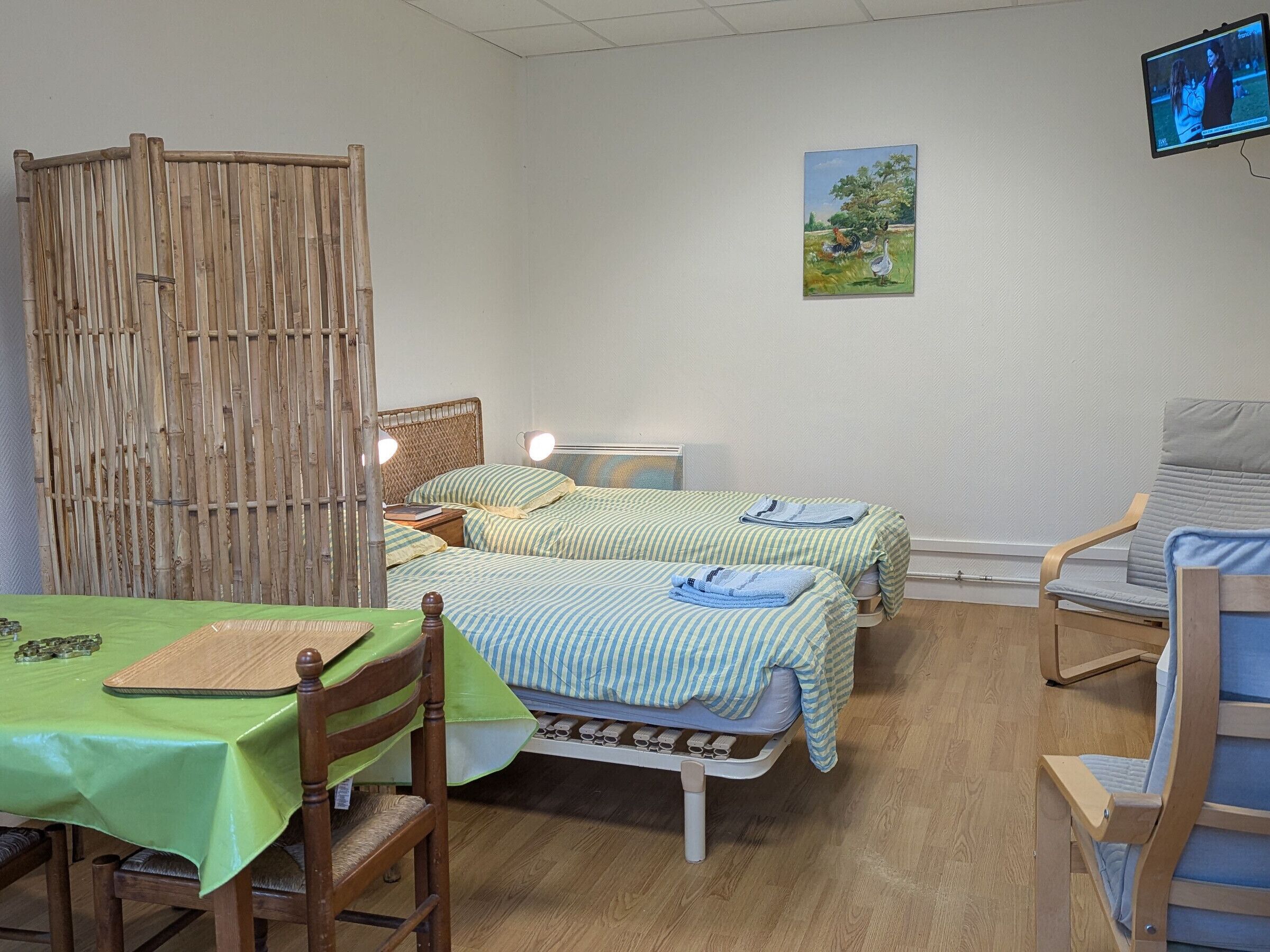 واي فاي مجانًا وملاءات أسرّة