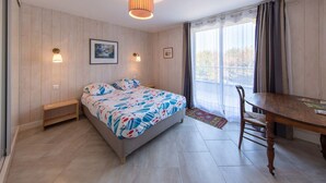 A bedroom with a bed, bedside tables, a desk, and a chair. - Cottage in Sologne with leisure and activities nearby (Jouy-le-Potier)