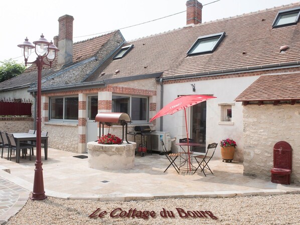 Outdoor dining - Townhouse with Spa and Sauna near Orleans (Chécy)