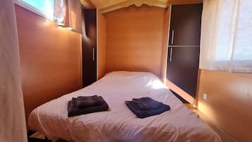 1 bedroom, bed sheets