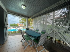 Outdoor dining - Comfortable Cottage with Shared Pool and Garden in Saint-Louis (Saint-Louis)