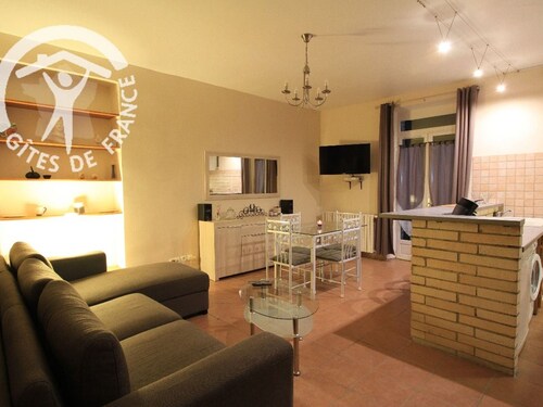 Charming duplex with parking and Wi-Fi near Montargis