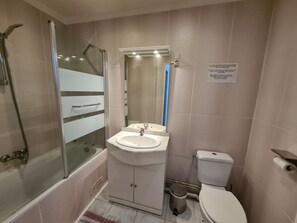 Bathroom - Charming duplex with parking and Wi-Fi near Montargis (Lorcy)