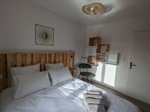 4 bedrooms, free WiFi, bed sheets - Spacious lodge near lake with spa, play area, wifi and varied activities (Chaumousey)