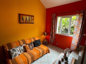 TV - 3-Ears Cottage with Full Kitchen and Nearby Equestrian Center (Saint-Benoît)