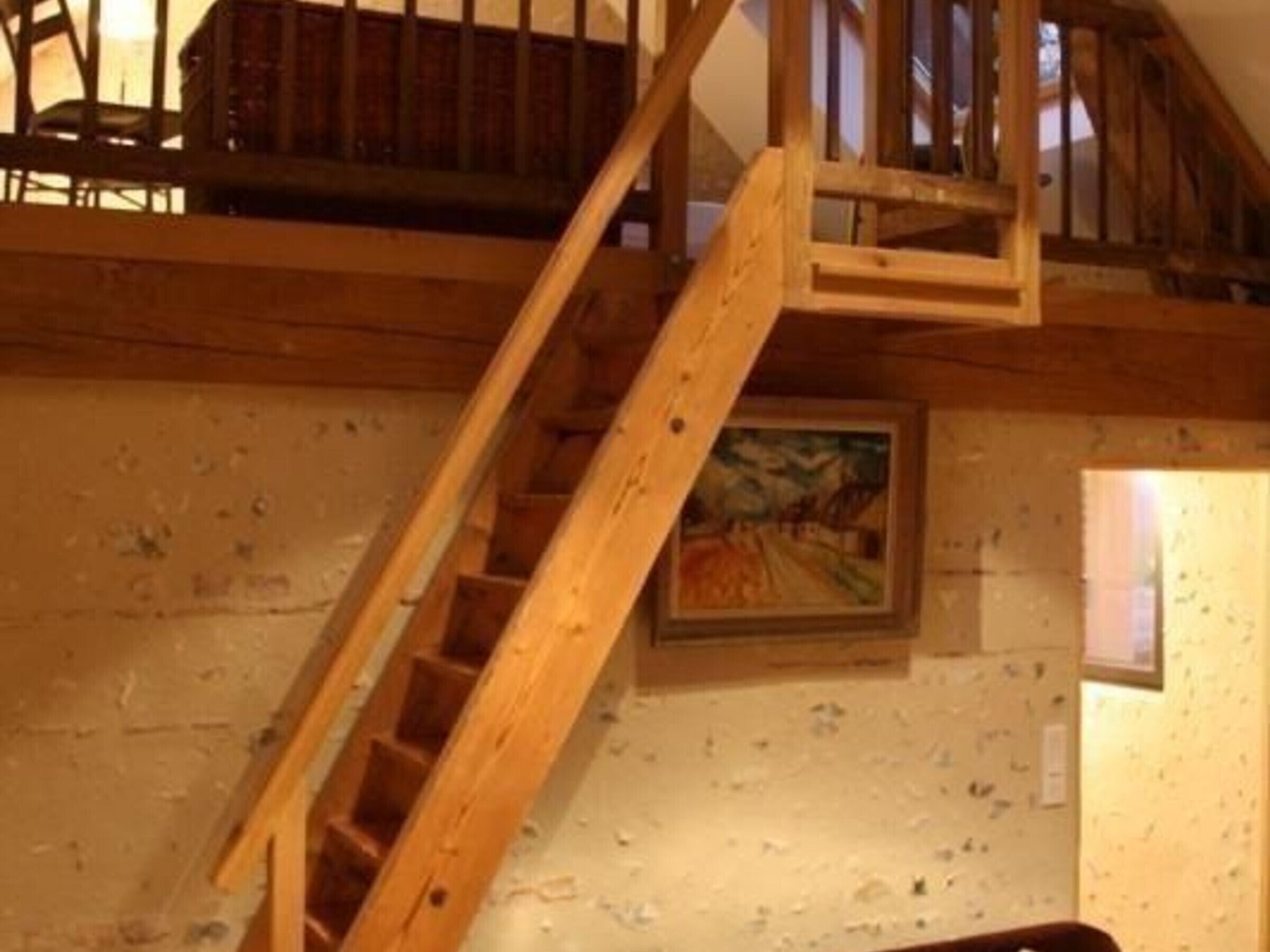 L'accès à la mezzanine 2 lits 90 cm depuis le salon