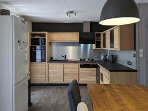 Kylskåp, mikrovågsugn och diskmaskin