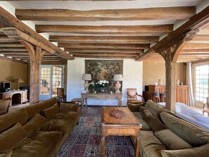 Een televisie, een open haard, tafelvoetbal en een tafeltennistafel