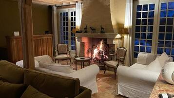 Televisión, chimenea, futbolito, mesa de ping pong