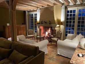 Een televisie, een open haard, tafelvoetbal en een tafeltennistafel