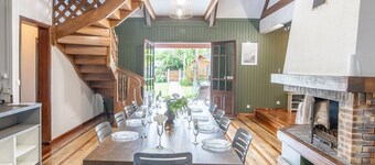 Spacious villa with garden, fireplace, and pool table, 5 bedrooms for 10 people.