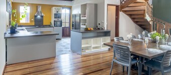 Spacious villa with garden, fireplace, and pool table, 5 bedrooms for 10 people.