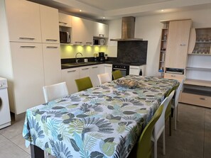 冷蔵庫、電子レンジ、オーブン、食器洗い機